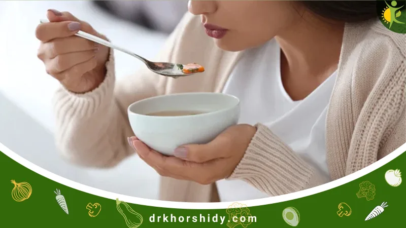 خانومی در حال خوردن سوپ مرغ