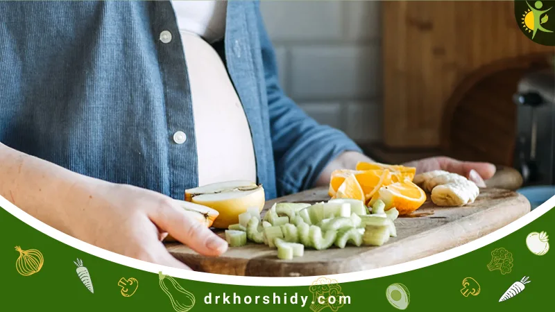 خانومی باردار در حال خوردن میوه